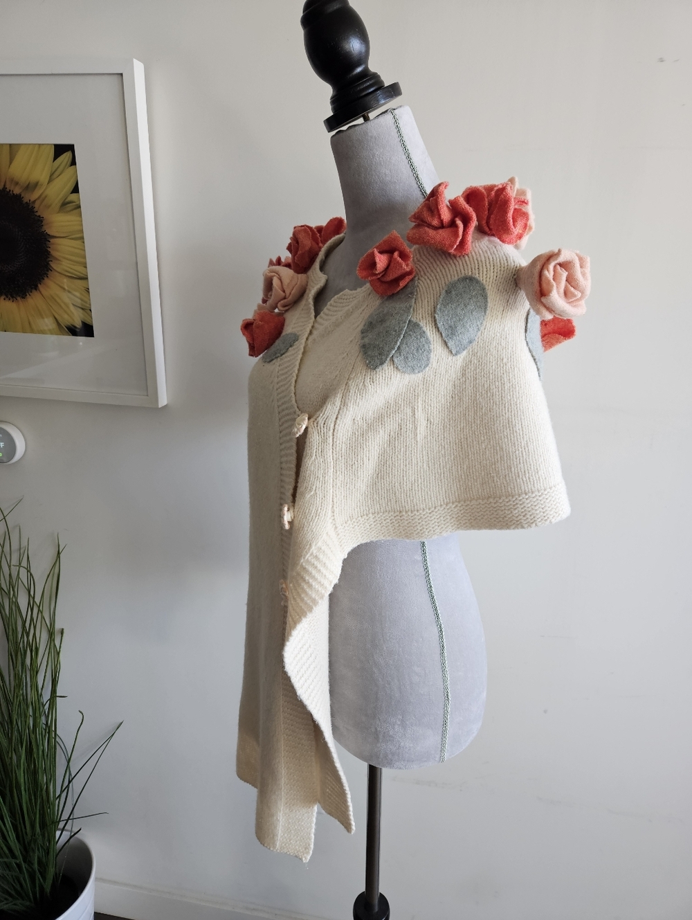 ANTHRO 3-D Roses Poncho - Picture 8 of 16